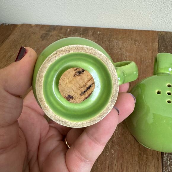 Vintage Ceramic Pale Green Handled Rounded Salt and‎ Pepper Shakers - Picture 9 of 9